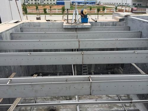 Échangeant le grattoir inférieur utilisé pour la piscine carrée d'eaux usées