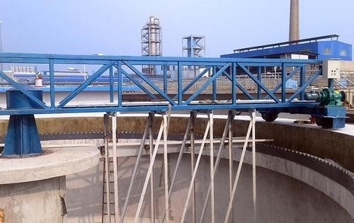 Échangeant le grattoir inférieur utilisé pour la piscine carrée d'eaux usées