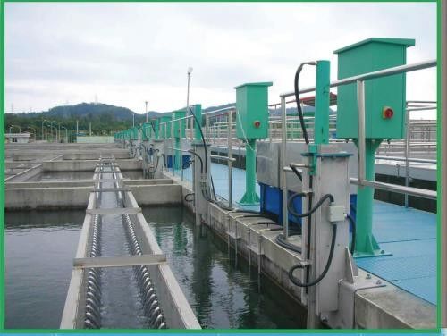 Échangeant le grattoir inférieur utilisé pour la piscine carrée d'eaux usées