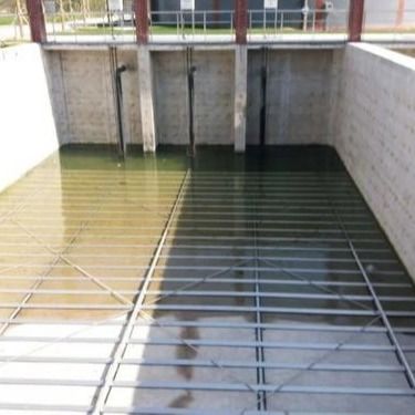 Échangeant le grattoir inférieur utilisé pour la piscine carrée d'eaux usées